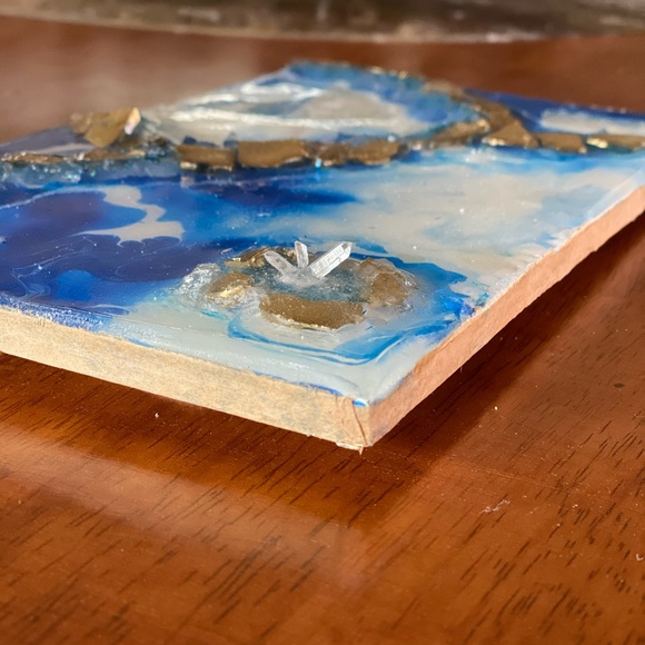 Geode resin wall art in wood & energetic crystals for attracting positive energy - Picture 15 of 16